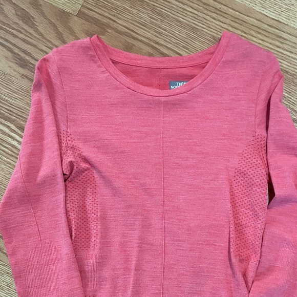 The North Face long sleeve top, worn once! Very slimming fit :) - Picture 8 of 8